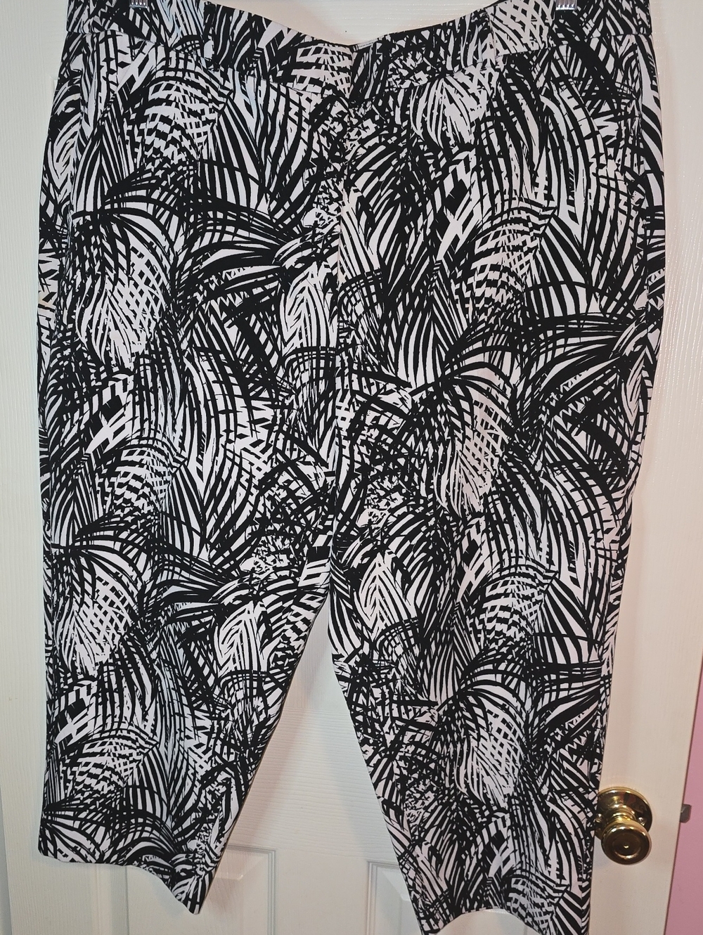 Apt. 9 Black and White Palm-Print Capris